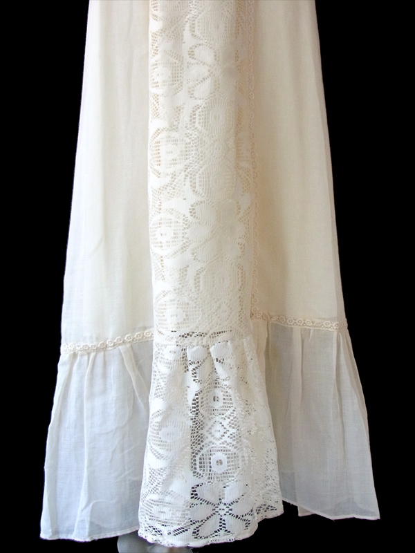 【送料無料】70年代アメリカ製 アイボリーX レース装飾 フォークロア調のマキシワンピース 15SP013【フェミニン】