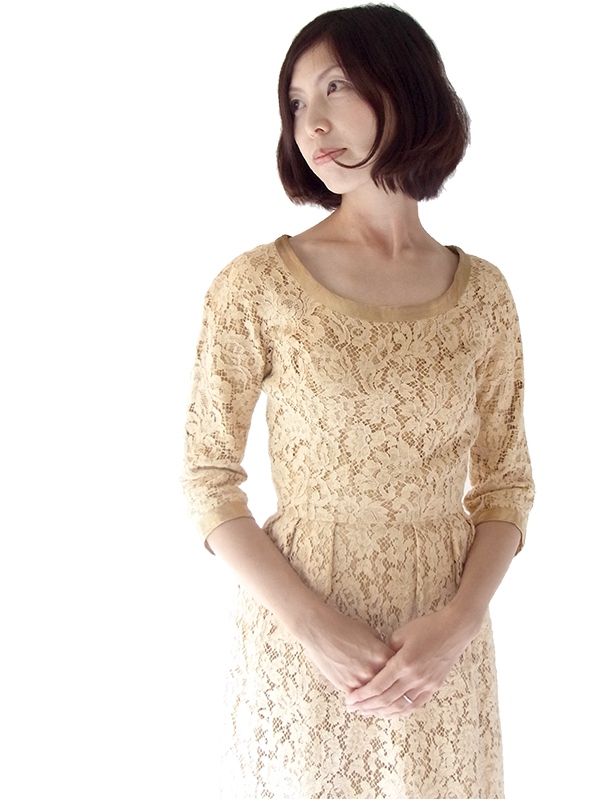 フランス買い付け 60年代製 ベージュ X 花柄コードレース ゴールドテープ アンティークドレス 16FC203