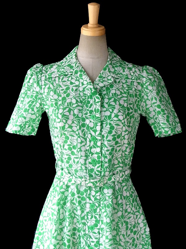 ヨーロッパ古着 フランス買い付け 60年代製 グリーン X ホワイト チェリー柄 共布ベルト付き パフスリーブ ワンピース 16FC205