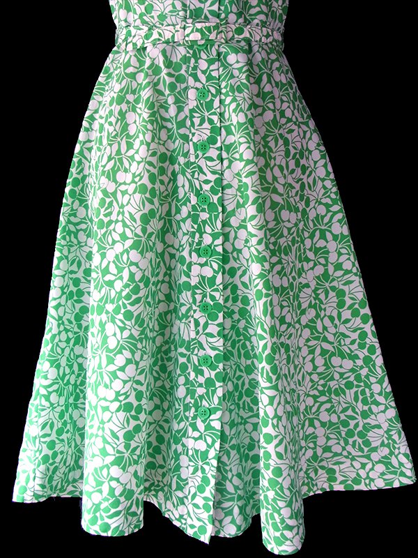 ヨーロッパ古着 フランス買い付け 60年代製 グリーン X ホワイト チェリー柄 共布ベルト付き パフスリーブ ワンピース 16FC205