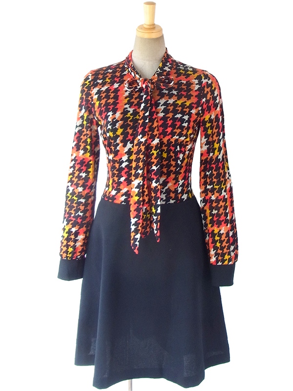 ヨーロッパ古着 フランス買い付け 60年代製 レトロ柄 X ブラック 生地切り返し ボウタイ ワンピース 16FC414