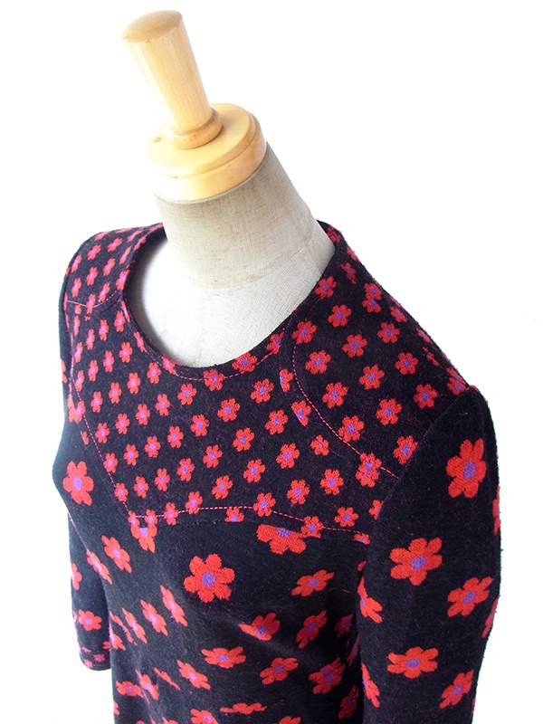 ヨーロッパ古着 フランス買い付け 60年代製 ブラック X レッド・パープル マーガレット柄 ボックスプリーツ レトロ ワンピース 16FC517