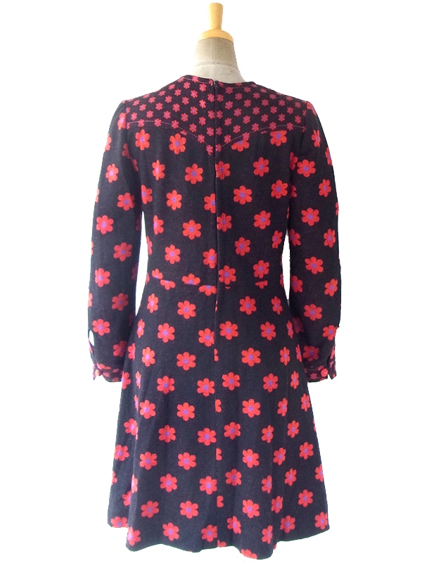 ヨーロッパ古着 フランス買い付け 60年代製 ブラック X レッド・パープル マーガレット柄 ボックスプリーツ レトロ ワンピース 16FC517