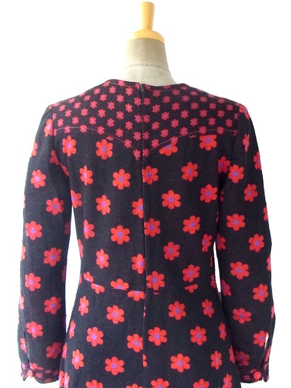 ヨーロッパ古着 フランス買い付け 60年代製 ブラック X レッド・パープル マーガレット柄 ボックスプリーツ レトロ ワンピース 16FC517