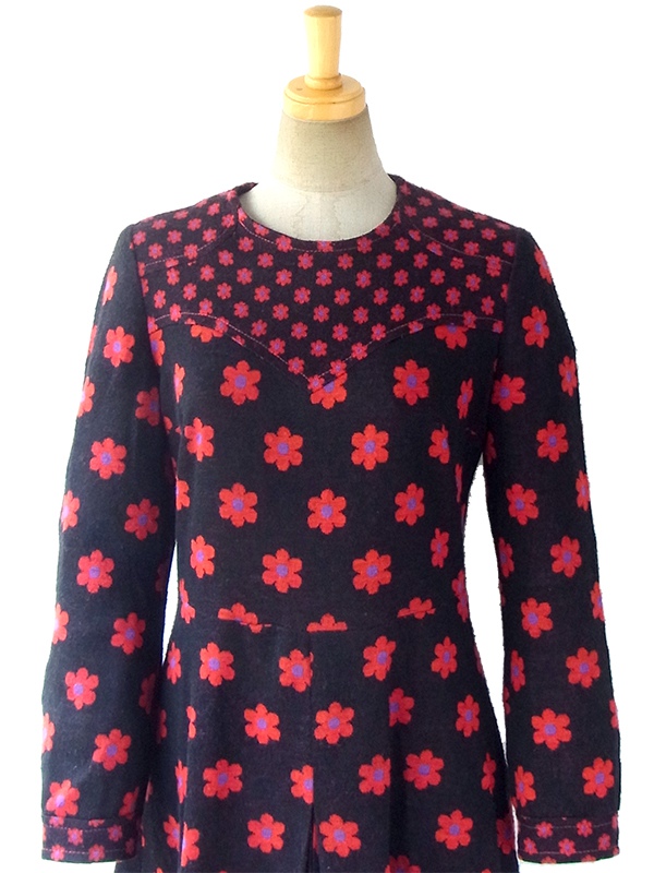 ヨーロッパ古着 フランス買い付け 60年代製 ブラック X レッド・パープル マーガレット柄 ボックスプリーツ レトロ ワンピース 16FC517