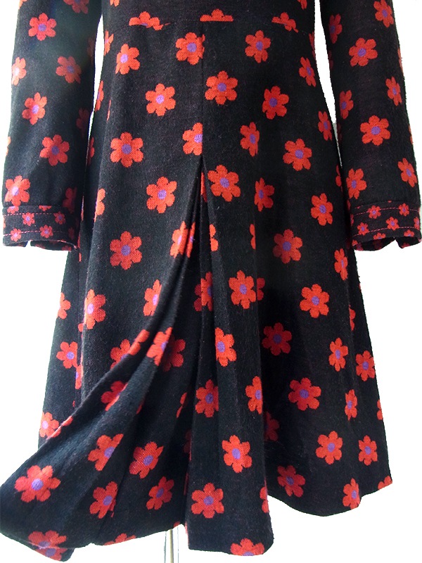 ヨーロッパ古着 フランス買い付け 60年代製 ブラック X レッド・パープル マーガレット柄 ボックスプリーツ レトロ ワンピース 16FC517