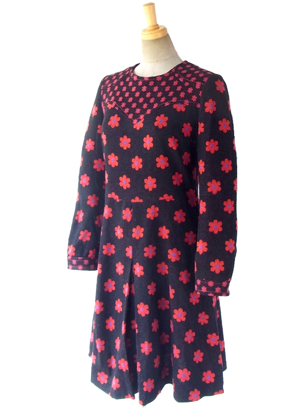 ヨーロッパ古着 フランス買い付け 60年代製 ブラック X レッド・パープル マーガレット柄 ボックスプリーツ レトロ ワンピース 16FC517