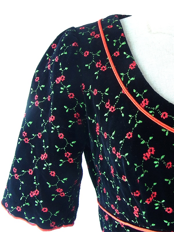 ヨーロッパ古着 ロンドン買い付け 60年代製 ブラック X 薔薇刺繍  共布巾着付き ロング ベルベット ワンピース 16OM907