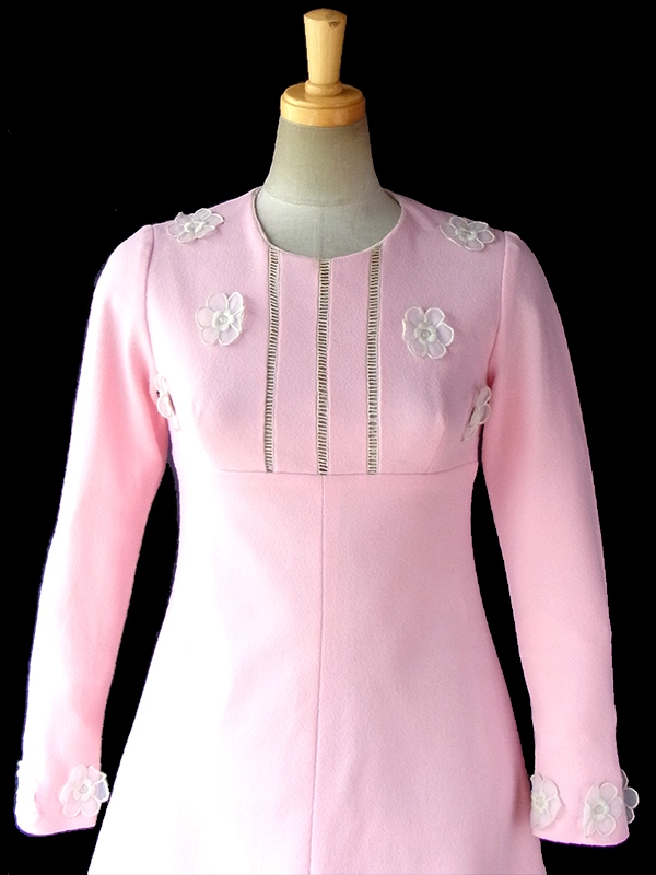 ヨーロッパ古着 フランス買い付け 60年代製 ベビーピンク X 花柄飾り ヴィンテージ ワンピース 17FC005