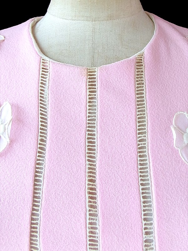 ヨーロッパ古着 フランス買い付け 60年代製 ベビーピンク X 花柄飾り ヴィンテージ ワンピース 17FC005