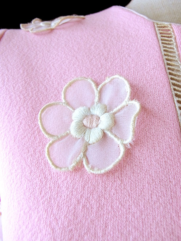 ヨーロッパ古着 フランス買い付け 60年代製 ベビーピンク X 花柄飾り ヴィンテージ ワンピース 17FC005