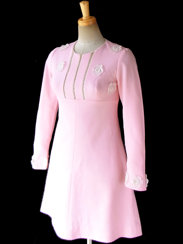 ヨーロッパ古着 フランス買い付け 60年代製 ベビーピンク X 花柄飾り ヴィンテージ ワンピース 17FC005