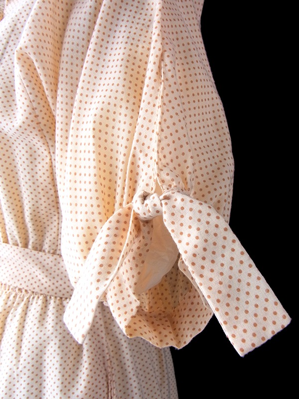 ヨーロッパ古着 フランス買い付け 60年代製 アプリコット 水玉 カットワークレースの襟・ポケット ヴィンテージ ワンピース 17FC010