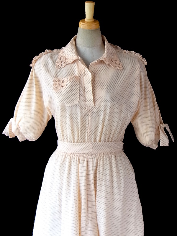 ヨーロッパ古着 フランス買い付け 60年代製 アプリコット 水玉 カットワークレースの襟・ポケット ヴィンテージ ワンピース 17FC010