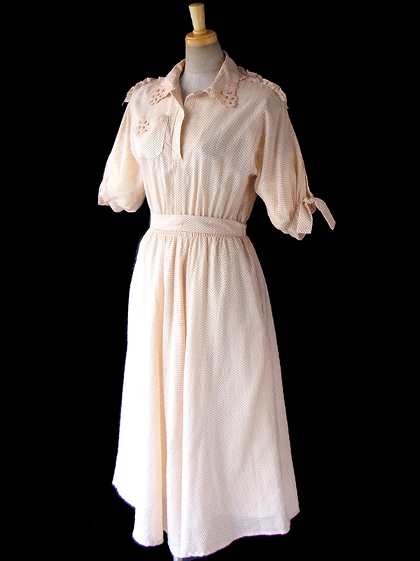 ヨーロッパ古着 フランス買い付け 60年代製 アプリコット 水玉 カットワークレースの襟・ポケット ヴィンテージ ワンピース 17FC010