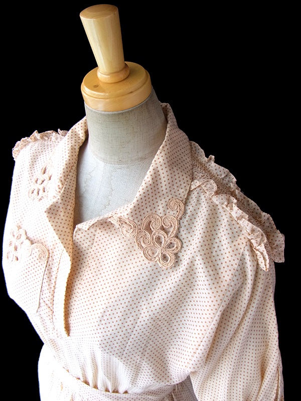 ヨーロッパ古着 フランス買い付け 60年代製 アプリコット 水玉 カットワークレースの襟・ポケット ヴィンテージ ワンピース 17FC010