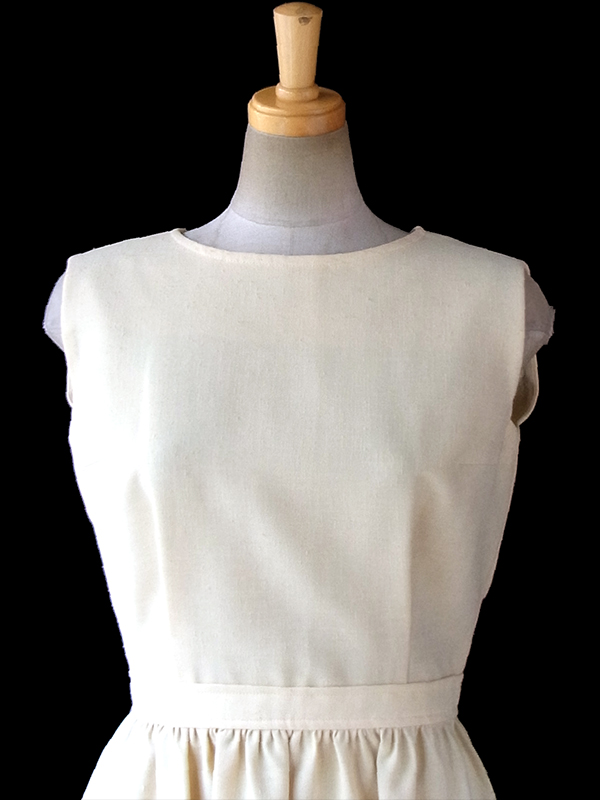 ヨーロッパ古着 フランス買い付け 60年代製 クリーム色 X 背面ボタン ポケット付き ヴィンテージ ワンピース 17FC020