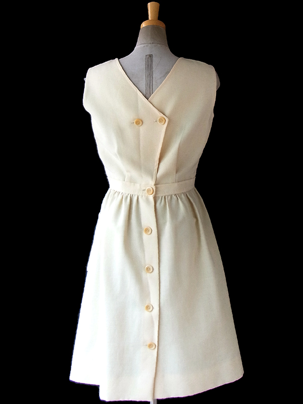 ヨーロッパ古着 フランス買い付け 60年代製 クリーム色 X 背面ボタン ポケット付き ヴィンテージ ワンピース 17FC020