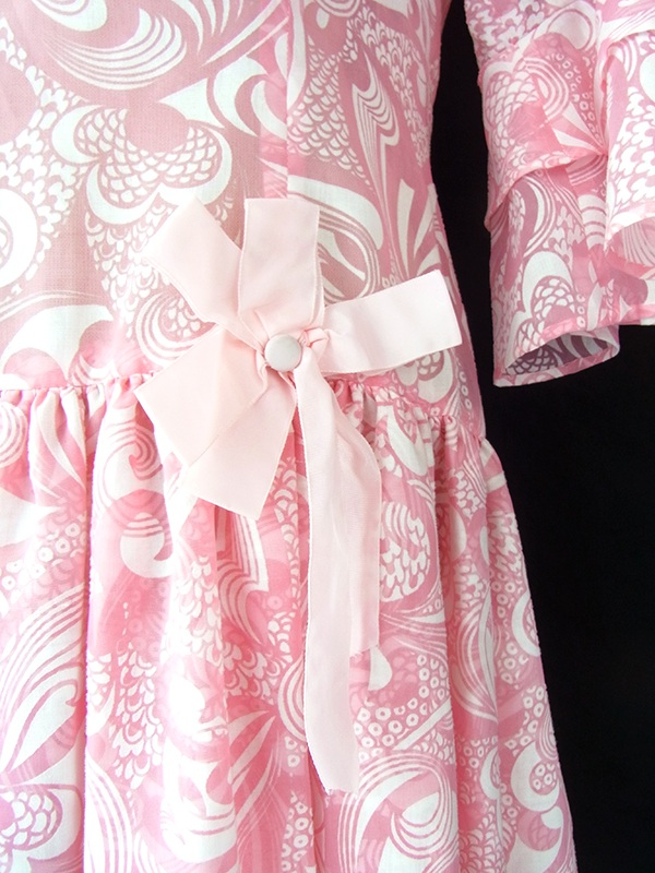 ヨーロッパ古着 フランス買い付け 70年代製 ピンク X ホワイト レトロサイケ柄 リボン付き ティアード ワンピース 17FC317