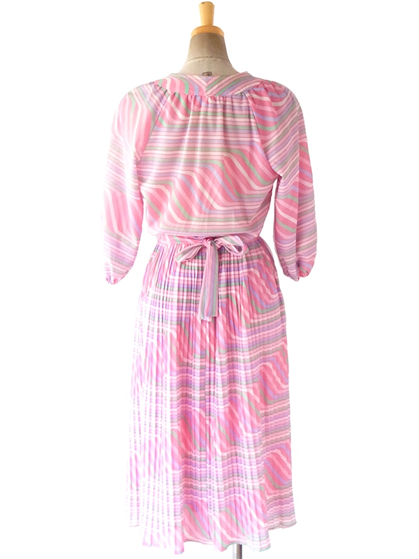 ヨーロッパ古着 フランス買い付け 70年代製 ピンクを基調としたパステルカラー  共布ベルト付き プリーツ ワンピース 17FC415