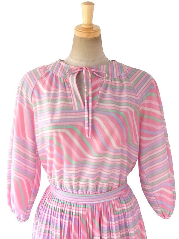 ヨーロッパ古着 フランス買い付け 70年代製 ピンクを基調としたパステルカラー  共布ベルト付き プリーツ ワンピース 17FC415