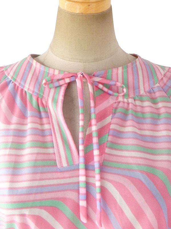 ヨーロッパ古着 フランス買い付け 70年代製 ピンクを基調としたパステルカラー  共布ベルト付き プリーツ ワンピース 17FC415