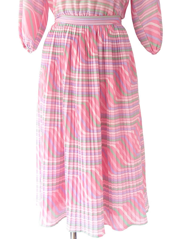 ヨーロッパ古着 フランス買い付け 70年代製 ピンクを基調としたパステルカラー  共布ベルト付き プリーツ ワンピース 17FC415