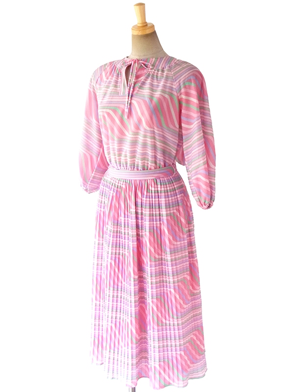 ヨーロッパ古着 フランス買い付け 70年代製 ピンクを基調としたパステルカラー  共布ベルト付き プリーツ ワンピース 17FC415