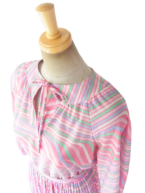 ヨーロッパ古着 フランス買い付け 70年代製 ピンクを基調としたパステルカラー  共布ベルト付き プリーツ ワンピース 17FC415