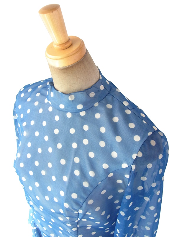 ヨーロッパ古着 フランス買い付け 70年代製 上品な光沢を放つ水色 X ホワイト 水玉 シフォン生地 ヴィンテージ ワンピース 17FC500