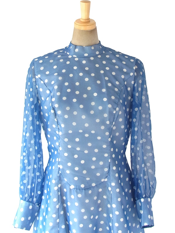 ヨーロッパ古着 フランス買い付け 70年代製 上品な光沢を放つ水色 X ホワイト 水玉 シフォン生地 ヴィンテージ ワンピース 17FC500