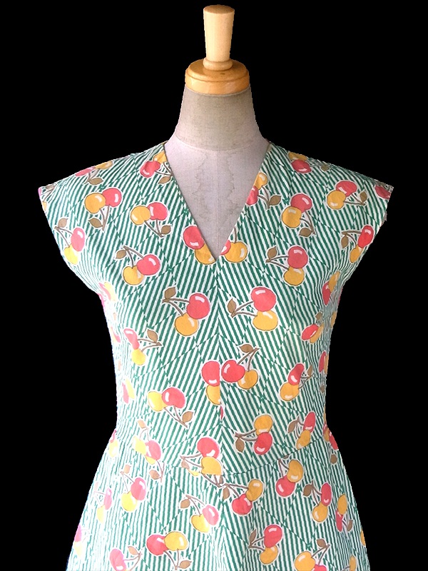 ヨーロッパ古着 ロンドン買い付け 60年代製 グリーン X カラフルなチェリー柄・ストライプ ヴィンテージ ワンピース 17OM112