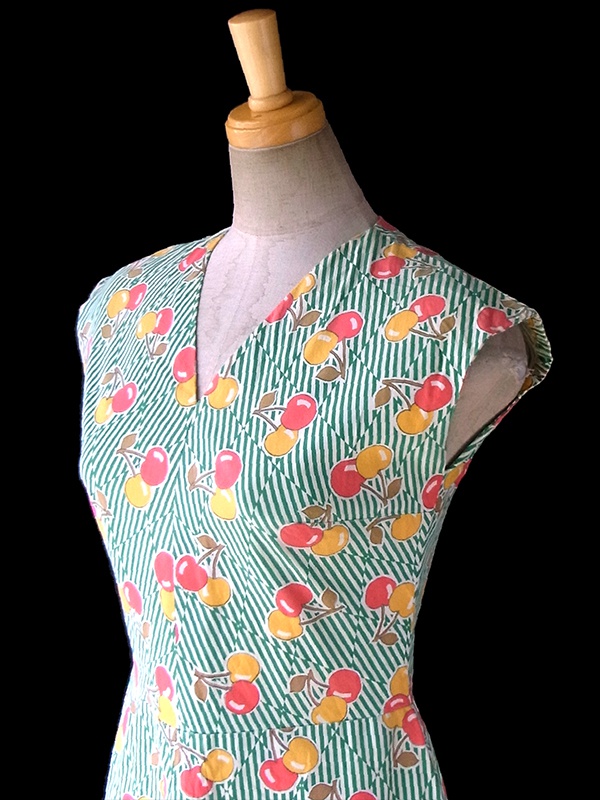 ヨーロッパ古着 ロンドン買い付け 60年代製 グリーン X カラフルなチェリー柄・ストライプ ヴィンテージ ワンピース 17OM112