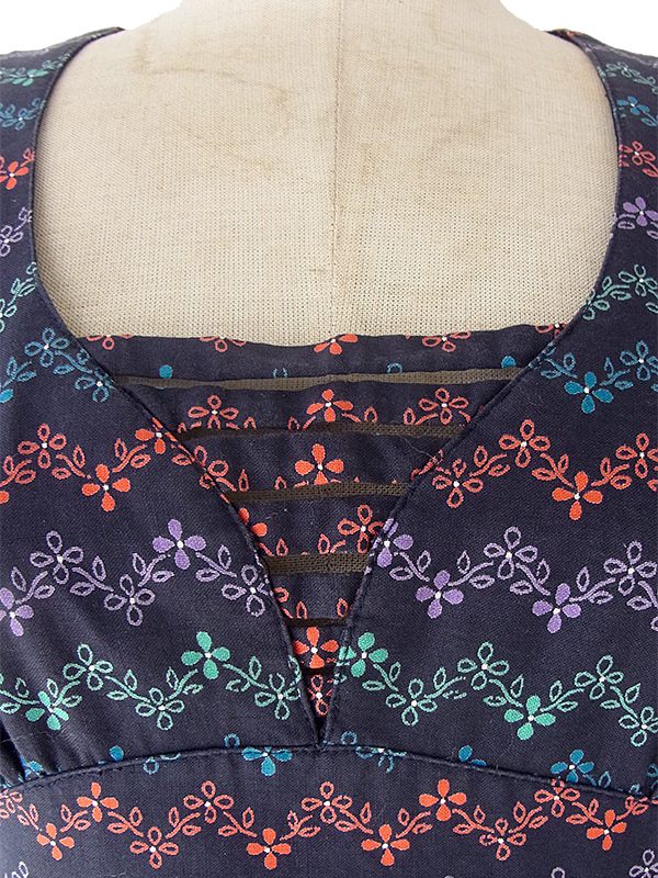 ヨーロッパ古着 ロンドン買い付け 60年代製 ネイビー X カラフル花柄・カットワーク・刺繍 ヴィンテージ ワンピース 17OM305