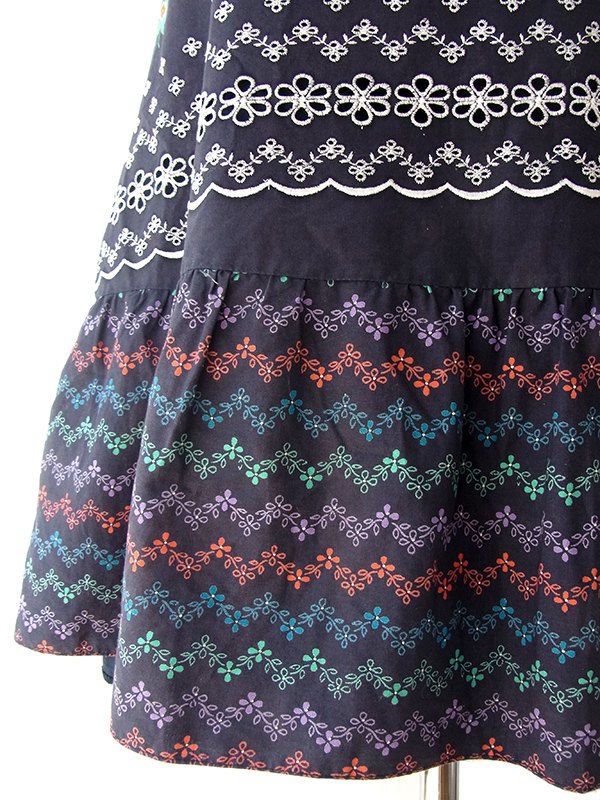 ヨーロッパ古着 ロンドン買い付け 60年代製 ネイビー X カラフル花柄・カットワーク・刺繍 ヴィンテージ ワンピース 17OM305