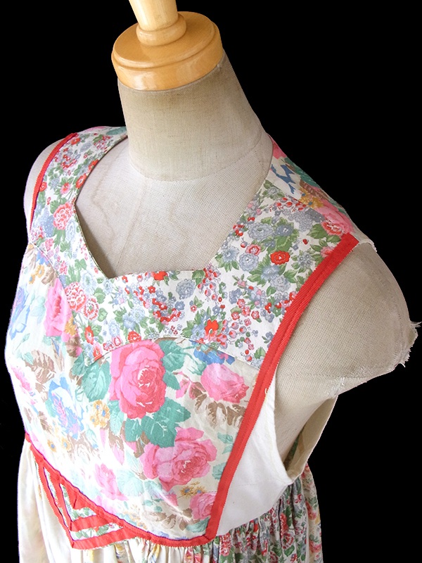 ヨーロッパ古着 ロンドン買い付け 60年代製 オフホワイト X 花柄・チェック柄 生地切り返し レッドテープ縁取り ワンピース 17OM433