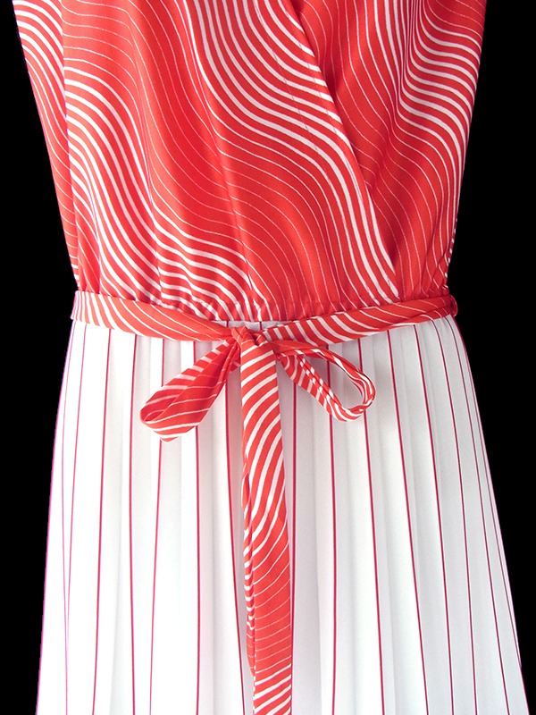 ヨーロッパ古着 ロンドン買い付け 70年代製 レッド X ホワイト 波模様 X アンブレラプリーツ レトロ ワンピース 18BS006