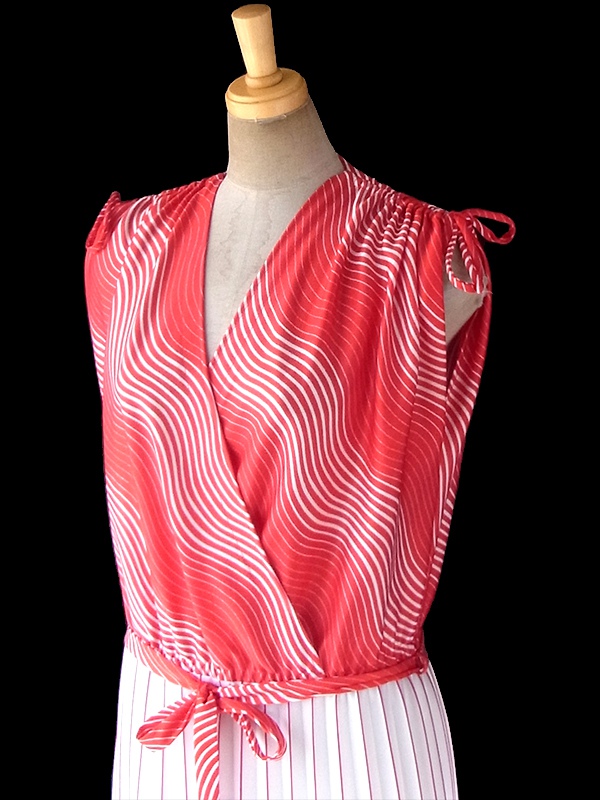 ヨーロッパ古着 ロンドン買い付け 70年代製 レッド X ホワイト 波模様 X アンブレラプリーツ レトロ ワンピース 18BS006