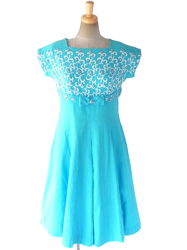 ヨーロッパ古着 ロンドン買い付け 60年代製 水色 X ホワイト刺繍・ラインストーン リボン付き ヴィンテージ ワンピース