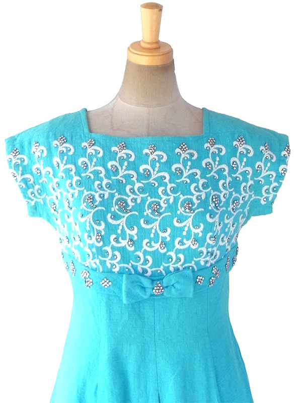 ヨーロッパ古着 ロンドン買い付け 60年代製 水色 X ホワイト刺繍・ラインストーン リボン付き ヴィンテージ ワンピース