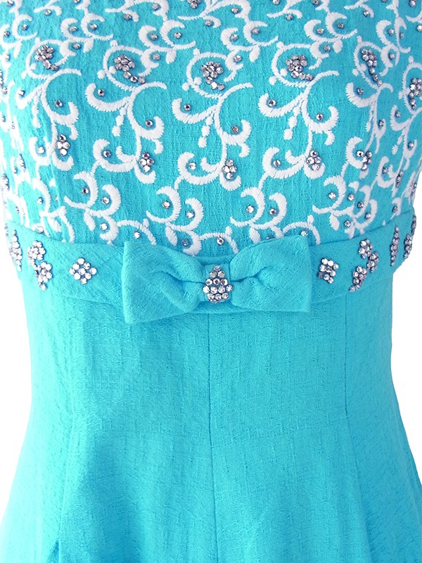 ヨーロッパ古着 ロンドン買い付け 60年代製 水色 X ホワイト刺繍・ラインストーン リボン付き ヴィンテージ ワンピース