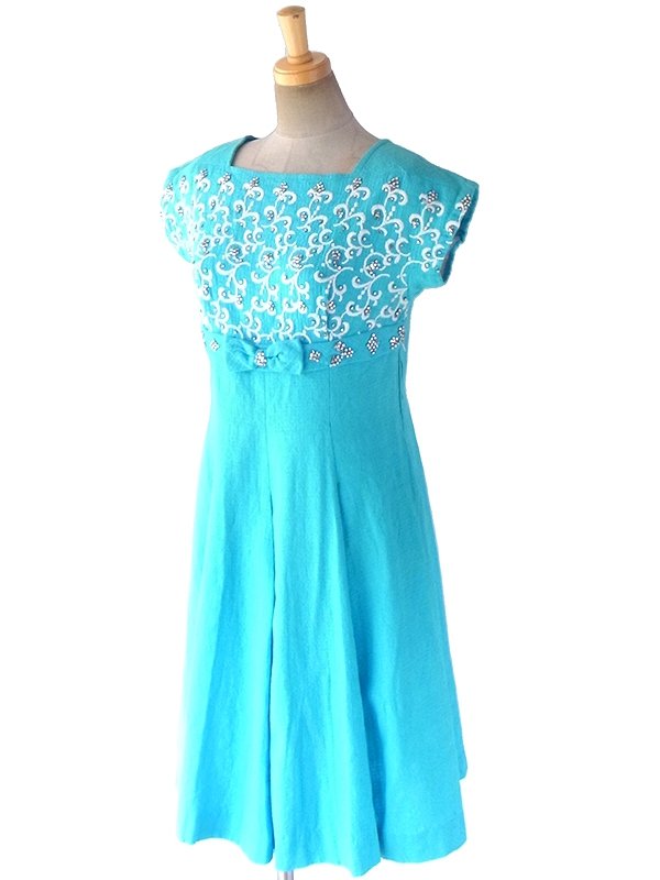 ヨーロッパ古着 ロンドン買い付け 60年代製 水色 X ホワイト刺繍・ラインストーン リボン付き ヴィンテージ ワンピース