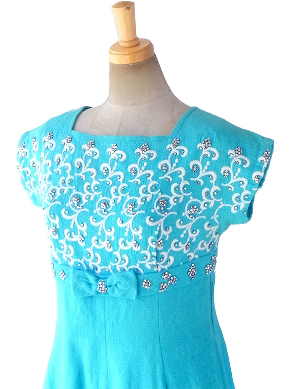 ヨーロッパ古着 ロンドン買い付け 60年代製 水色 X ホワイト刺繍・ラインストーン リボン付き ヴィンテージ ワンピース