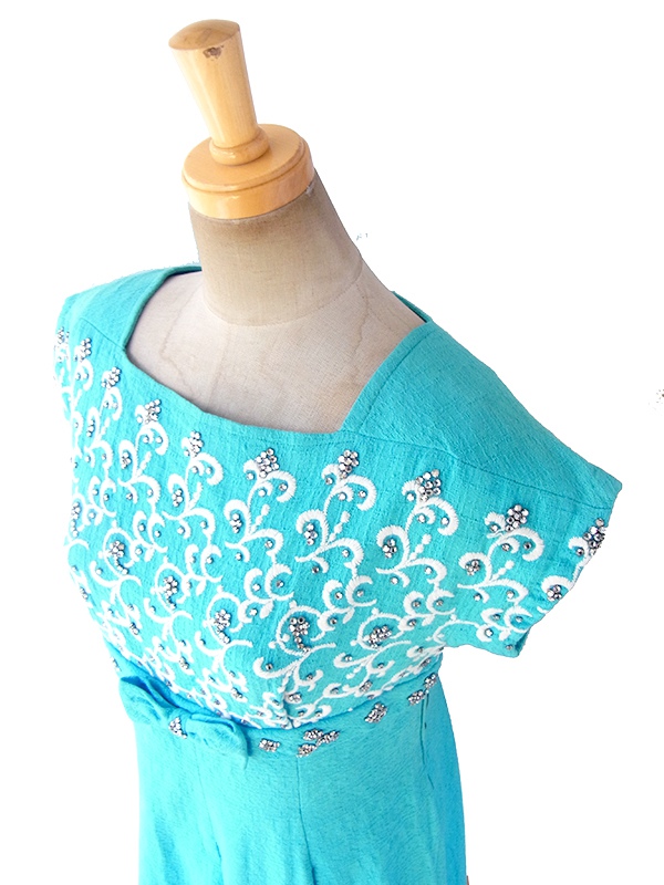 ヨーロッパ古着 ロンドン買い付け 60年代製 水色 X ホワイト刺繍・ラインストーン リボン付き ヴィンテージ ワンピース