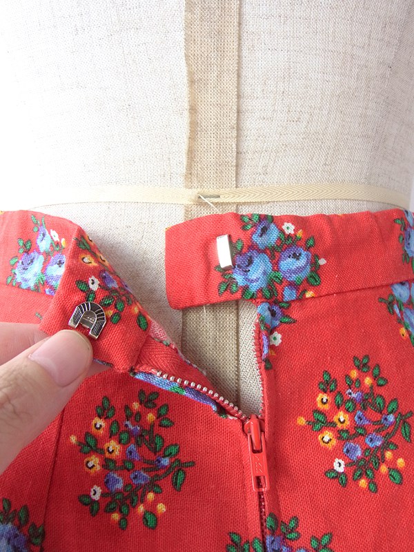 ヨーロッパ古着 ロンドン買い付け 60年代製 レッド X カラフル花柄 裾元ホワイト縁取り フレア スカート 18BS135