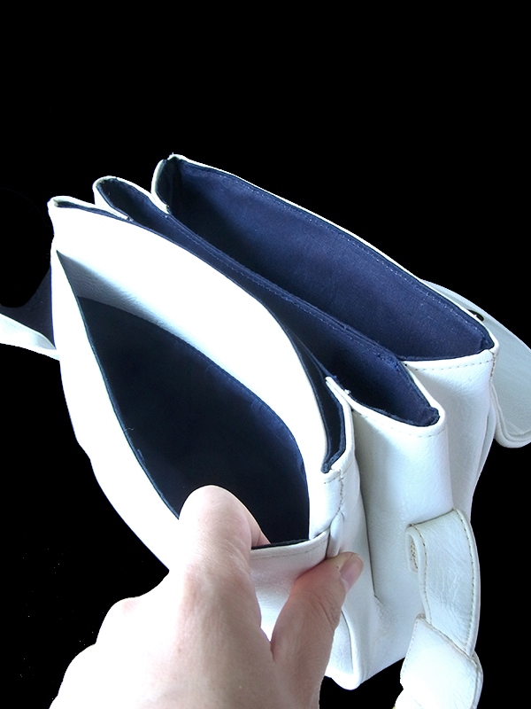 【ヨーロッパ古着】ロンドン買い付け ホワイト X ゴールド装飾 ヴィンテージ レザー ショルダー バッグ 18BS324【レトロ】