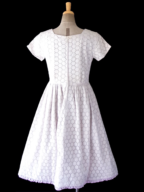 ヨーロッパ古着 フランス買い付け 60年代製 ホワイト X ラベンダー 花柄刺繍入りカットレース ヴィンテージ ワンピース 18FC219