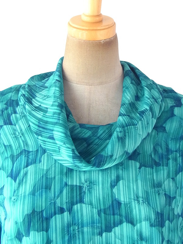 ヨーロッパ古着 ロンドン買い付け 70年代製 ターコイズブルー X 花柄・ストライプ カウルネック ワンピース 18SR009