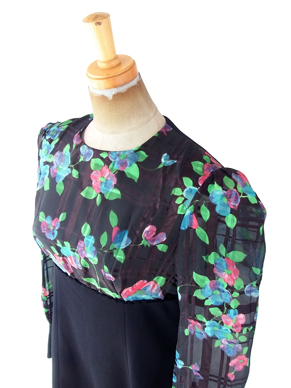 ヨーロッパ古着 フランス買い付け 70年代製 ブラック X カラフル花柄 切り返し 裾元フリンジ ヴィンテージ ワンピース 20FC309