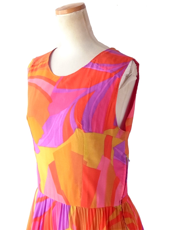 ヨーロッパ古着 ロンドン買付け 70年代製  カラフル レトロサイケ柄 ヴィンテージ プリーツ ワンピース 2OM208